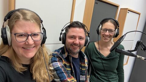 Hat viel zum Thema Familienforschung im Personenstandsarchiv zu erzählen: Dr. Verena Limper (l.) mit Dr. Jan-Hendrik Evers und Maria Kobold Zwei Frauen und in der Mitte ein Mann. Alle drei tragen Kopfhörer