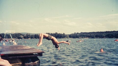 Der Sommer ist da! Bei sommerlichen Temperaturen lohnt sich der Sprung in den See, hier zu sehen der See von Groß-Krotzenburg, Juli 1967 (HStAD, Best. R 4, Nr. 37923) Person springt in einen See