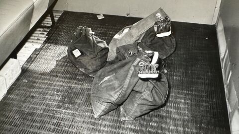 schwarz-weiß Foto von Säcken die auf dem Boden liegen