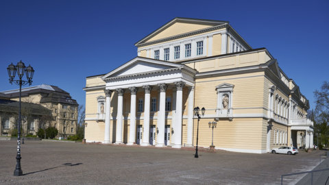 Modernes Foto: Blick auf die Frontseite des Hauses der Geschichte in Darmstadt