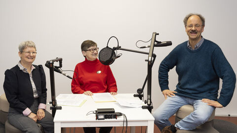 Klären über die Ausbildung im Archivwesen auf: Dr. Irmgard Christa Becker, Dr. Annegret Wenz-Haubfleisch und Dr. Karl Murk Zwei Frauen und ein Mann sitzen vor einem Tisch mit Mikrofonen