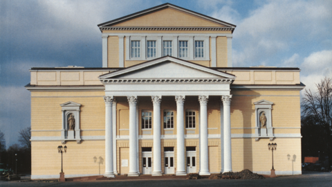 Das Hoftheater in Darmstadt nach dem Umbau zum Haus der Geschichte, 1994 Foto: Frontalansicht eines klassizistischen Gebäudes