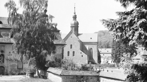 Historisches Foto: Blick auf Kloster Eberbach; links ein Torgebäude, in der Mitte die Kirche