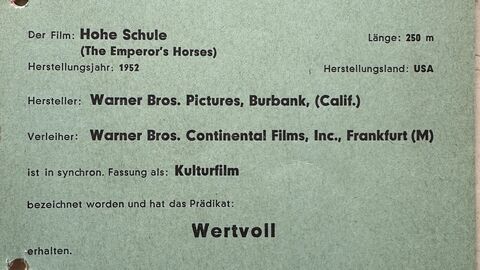 Prädikatsbescheid der Filmbewertungsstelle aus dem Jahr 1953 auf einem grünen Blatt gedruckt die Bewertung für den Film „Hohe Schule“ mit dem Prädikat wertvoll