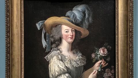 Gemälde einer Frau in einem hellen Kleid mit federgeschmücktem breiten Hut, in der Hand eine Rose haltend