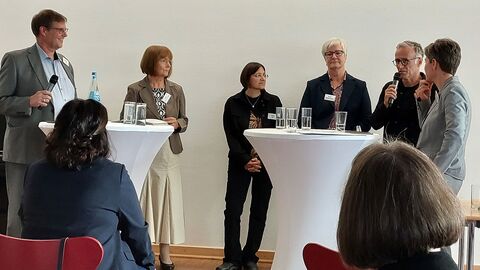 mehrere Menschen in einer Diskussion