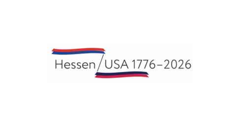 Logo der Tagung "Hessen - USA 1776-2026" Logo der Tagung mit Schriftzug Hessen - USA und zwei stilisierten Fahnen in den Farben der Landesflaggen