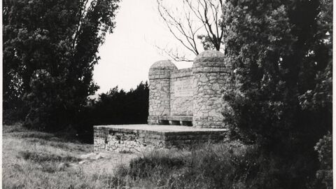 Eines der kleineren betreuten Denkmäler: Das Zeppelindenkmal am Kornsand in Geinsheim (Gemeinde Trebur), welches an die Notlandung eines Zeppelins im August 1908 erinnert (HStAD Best. R 4, Nr. 7703) schwarz-weiß Foto von zwei gemauerten abgerundeten Türmen, die mit einer Mauer verbunden sind auf der eine Plakette mit dem Namen "Graf Zeppelin" zu lesen ist. Unter dem Bild steht "Zeppelindenkmal (Gemarkung Kornsand) 13.9.1955