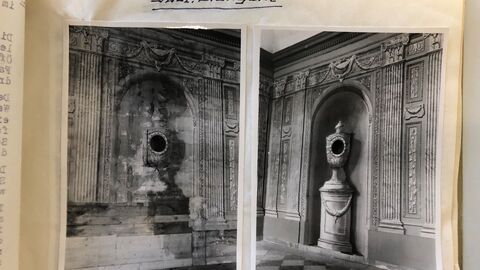 Fotodokumentation von durch den Berliner Restaurator Alfred Sommerfeld im Jahre 1953 in der südlichen Orangerie des Schlosses Weilburg durchgeführten Restaurierungsarbeiten. Foto aus HHStAW Zugang 103/2021 (unverzeichnete Akte „Inventarangelegenheiten 01.04.1953 – 31.03.1954“) Zwei schwarz-weiß Aufnahmen von einer  Wand mit einer Vasenskulptur in Schloß Weilburg links vor der Restaurierung und rechts nach der Restaurierung