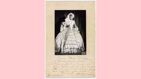 Schwarz-weiß Bild einer Frau im Kostüm