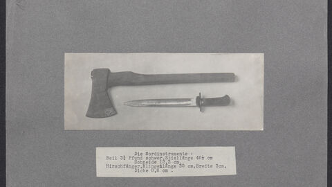 In schwarz-weiß zu sehen sind eine Axt, darunter ein Hirschmesser