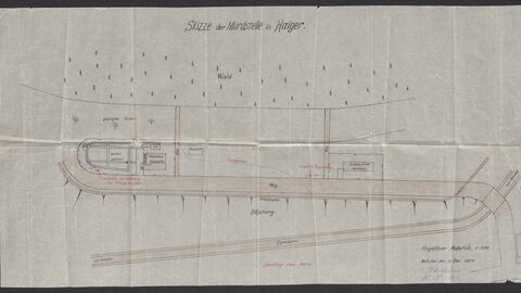 Skizze der Mordstelle in Haiger. Gezeichnet ist ein Wald und ein Weg. Am Weg sind die eingezeichneten Häuser und die verschiedenen Stellen, an denen Spuren der Tat gefunden wurden