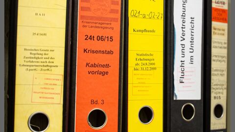 bunte Aktenordner im Regal