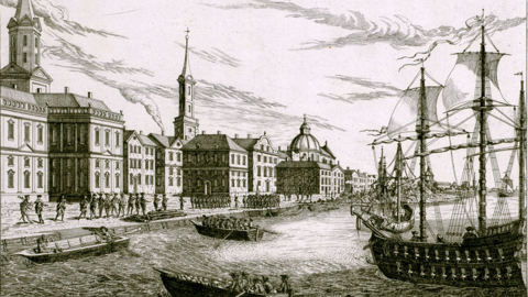 Historischer Holzschnitt: Links eine Mole mit Häuserzeile, rechts ein großes Segelschiff im Wasser, dazwischen Boote, in denen Soldaten an Land übersetzen