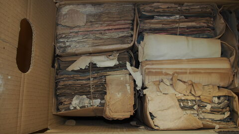 beschädigte Akten in einem Karton