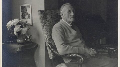 in schwarz weiß, Foto von einem alten Mann in einem Sessel