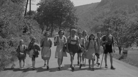 Historisches Foto: Kinder und zwei Erwachsene beim Wandern in einem waldigen Tal