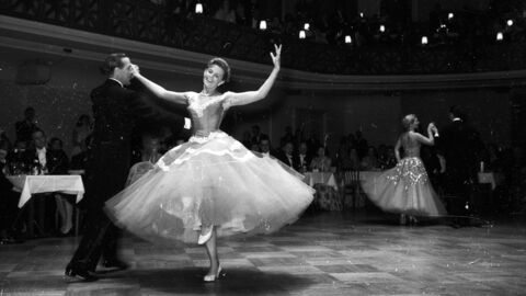 Historisches Foto: Tänzer im Frack und Tänzerin im Ballkleid mit einem weit-schwingenden Rock
