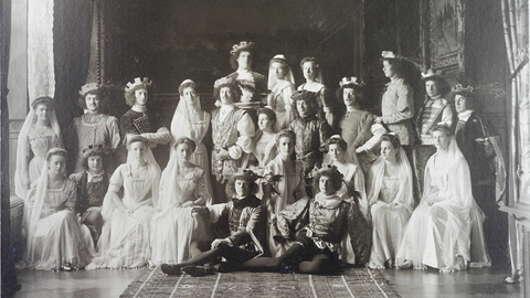 Historisches Foto: Eine Gruppe von Männern und Frauen in Renaissance-Kostümen