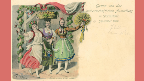 Historische Postkarte mit Zeichnung von drei Frauen, die ländliche Erzeugnisse der Regionen Rheinhessen (Wein), Starkenburg (Obst) und Oberhessen (Getreide) präsentieren
