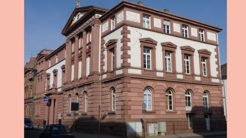 Modernes Foto: Blick auf ein klassizistisches Gebäude mit roten Sandsteinsockel