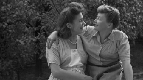 Schwarz-weiß Foto von zwei sich umarmenden Frauen