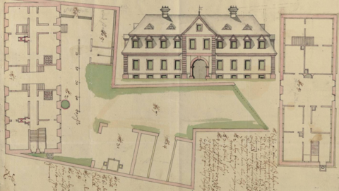 Historische Architekturzeichnung: Ansicht eines einstöckigen Hauses mit hohem Mansarddach, Plan des Grundstücks mit Grundriss des Erdgeschosses und Dachgeschosses