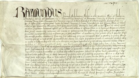 Gefaltetes Pergamentdokument mit lateinischem Fließtext und großer Zierinitiale; unten sind Reste einer Kordel für Siegel sichtbar