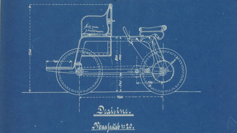 Konstruktionszeichnung eines fahrradähnlichen, lenkerlosen Gefährts mit vier Rädern, Pedalantrieb, Kettenübersetzung, Bremshebel für die Hinterräder und Sitz über dem Vorderrad