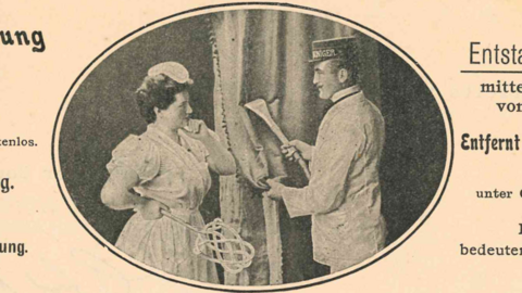 Historischer Prospekt: Ovales Foto eines Dienstmädchens mit Teppichklopfer und eines livrierten Mannes, der das Absaugen eines Vorhangs zeigt