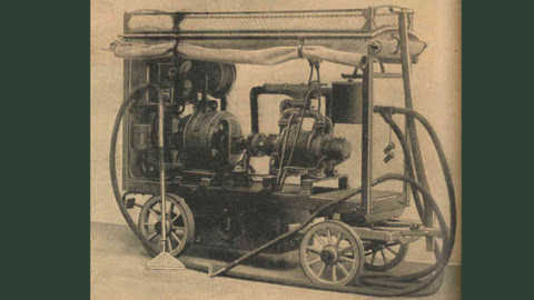 Historischer Druck: Pumpanlage auf einem Wagen, an der mehrere Saugschläuche angeschlossen sind