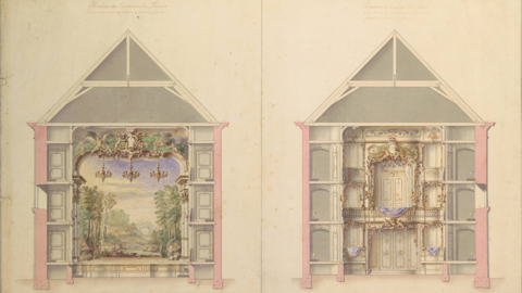 Historische Zeichnung: Zwei Querschnitte durch ein Theater mit Satteldach. Linker Querschnitt: Blick auf die Bühne mit Kulisse (Waldlandschaft), rechts Blick auf die Eingangstür und fürstliche Loge. An den Seiten des Innenraums jeweils Ränge und Logen.