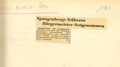 Auf ein Blatt geklebter Zeitungsartikel mit handschriftlichen, farbigen Notizen dumherum. 