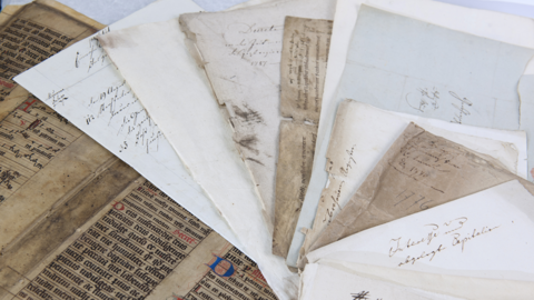 Modernes Foto: Einzelne handschriftlich beschriebene Blätter aus verschiedenen Jahrhunderten