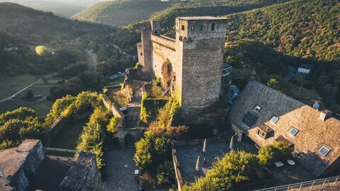 Burgruine Hohenstein Aufnahme der Burgruine Hohenstein aus der Luft, vermutlich im Spätsommer und im Abendlicht